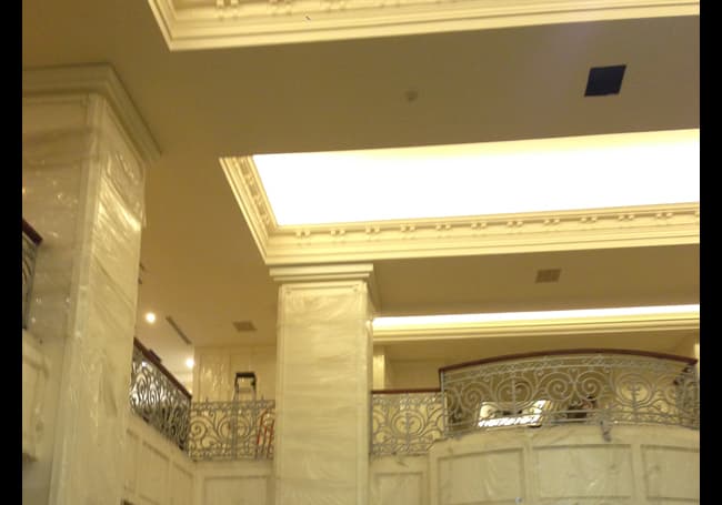 Perimeter seating and art-lined walls with discreet audio coverage, tuned to complement the hotel’s visual narrative while keeping conversations relaxed and intelligible.