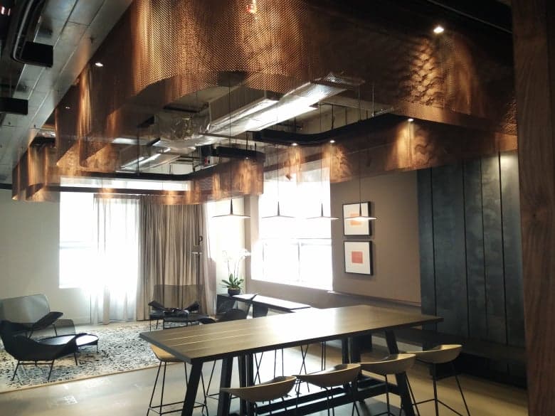 Speech clarity and balanced playback tuned for everyday conferencing and presentations.